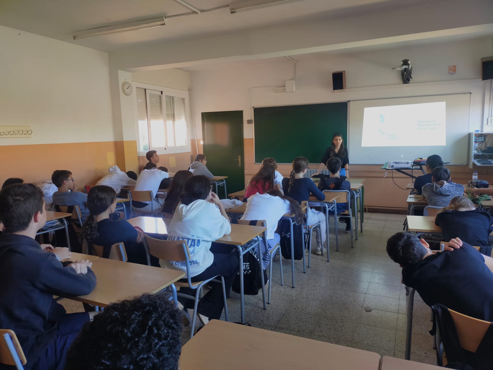 Una tècnica del Comitè Català d’ACNUR i una persona refugiada expliquen la seva història de desplaçament forçat a l’alumnat de 4t d’ESO