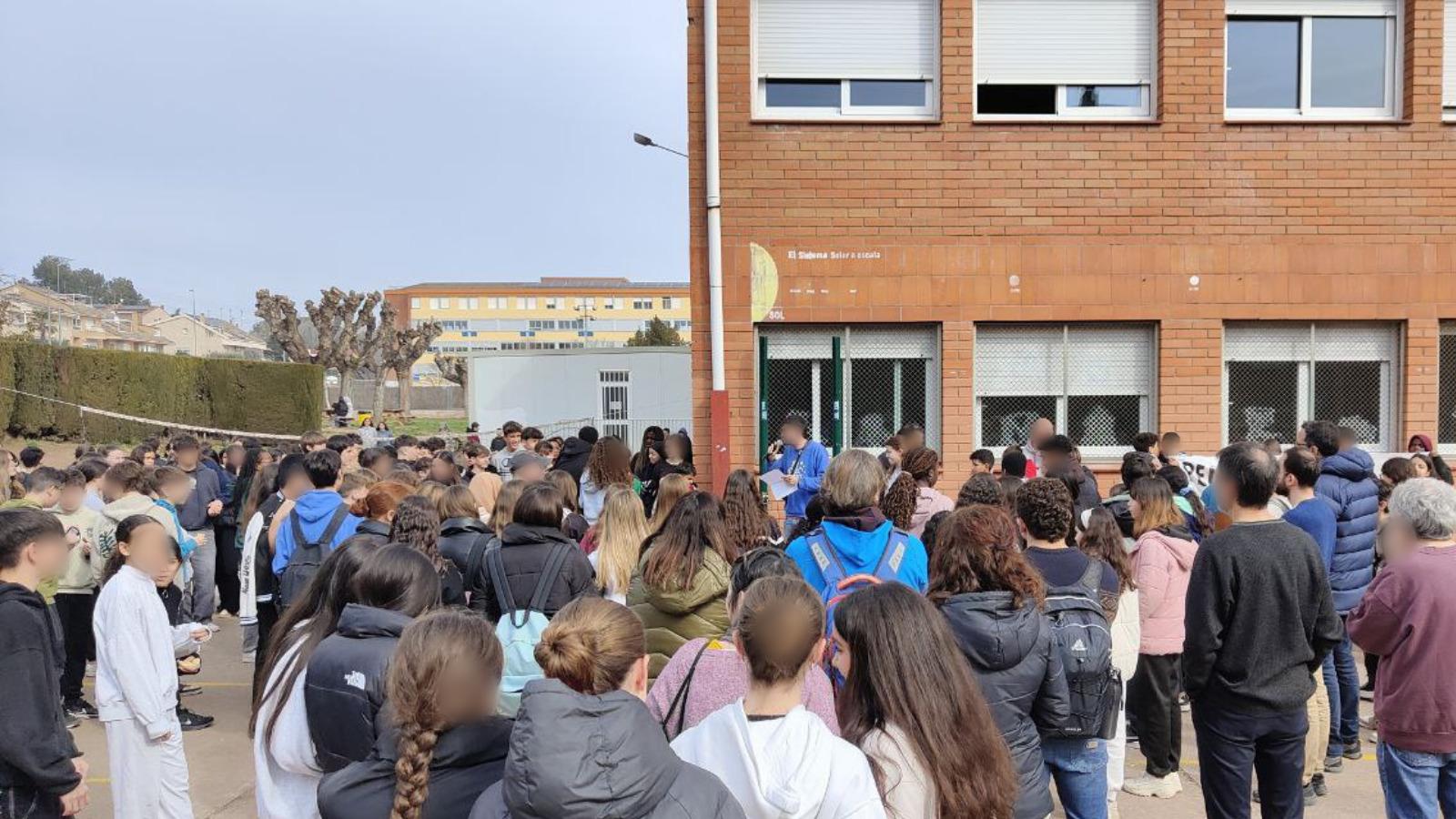 El Pius fa pinya contra el desnonament de dues alumnes del centre